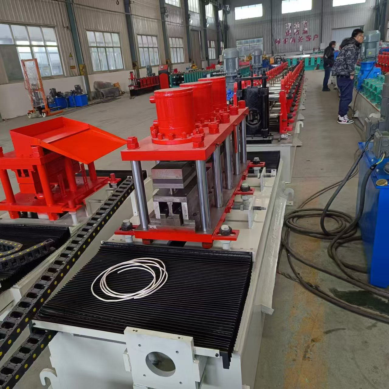 Photovoltaic bracket C-type support roll forming machine